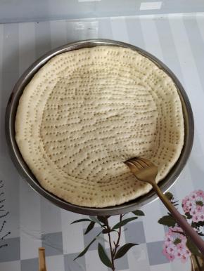 用叉子扎密集小孔！