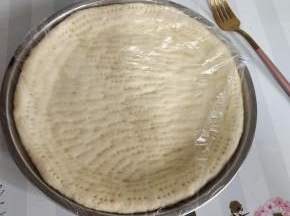 盖上保鲜膜发酵10分钟！（这个时候可以把烤箱上下火200度预热10分钟！）
