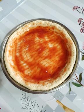 发酵好的饼皮刷一层披萨酱！