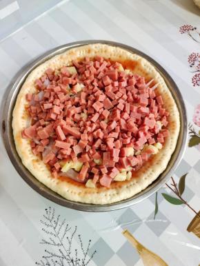 撒一层火腿丁！