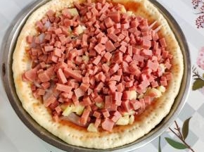 撒一层火腿丁！