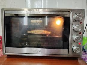 放入提前预热好的烤箱，上下火180度烤20分钟即可！