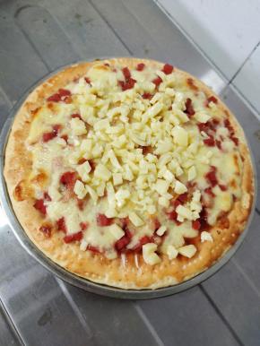 烤好的披萨取出，撒一层芝士！