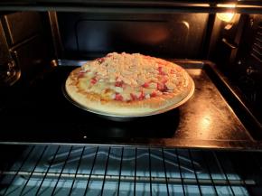 再继续烤3分钟，会更拉丝哦！温度千万不要太高，不然烤出的披萨真的不会拉丝了！