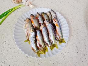 小鱼清理干净，沥干水份。