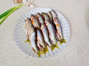 小鱼清理干净，沥干水份。