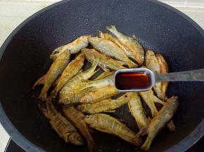 加入生抽两勺。