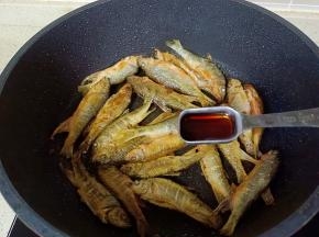 加入生抽两勺。