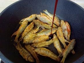 加入蚝油一勺。