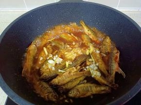 加入适量的开水炖煮5分钟。