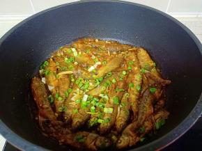 煮到汤汁差不多时，加一点点盐，撒点葱花即可。