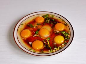 磕入鸡蛋。