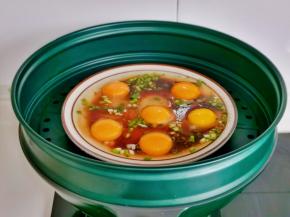水烧开后餐盘放在蒸屉上。