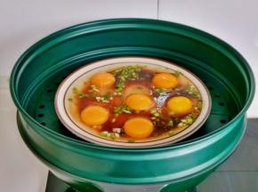 水烧开后餐盘放在蒸屉上。