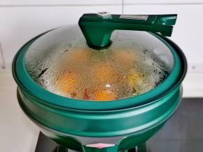 盖上盖子隔水蒸9分钟。