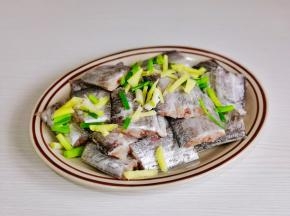 加入切好的葱姜。