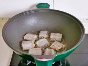 起油锅，摆入腌制好的带鱼。