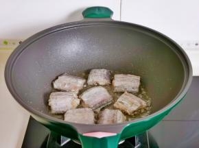 起油锅，摆入腌制好的带鱼。