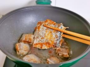 中火煎至两年金黄即可。