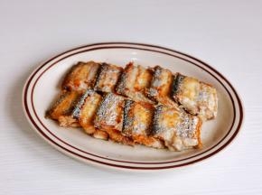 煎好的带鱼摆盘。