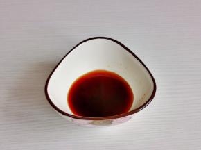 酱汁：2勺生抽，1勺蚝油搅拌均匀。