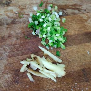 葱切成葱花，生姜切成丝备用！