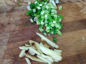 葱切成葱花，生姜切成丝备用！