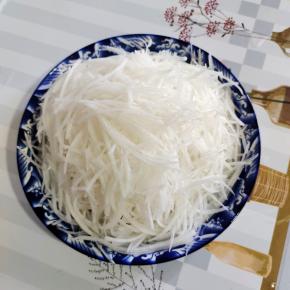 白萝卜去皮，擦成丝备用！