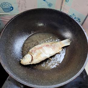 起锅烧油，放入鲫鱼煎至两面微焦！