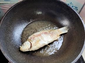 起锅烧油，放入鲫鱼煎至两面微焦！