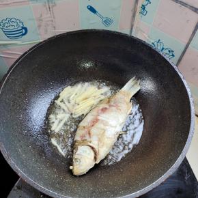 放入生姜丝爆香，去腥！