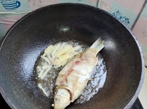 放入生姜丝爆香，去腥！