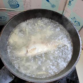 倒入适量开水！（切记炖鲫鱼汤必须要用滚开水哦！这样炖出来的汤才会像牛奶一样白！）