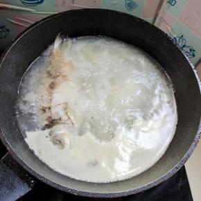 煮开后，转中火慢炖半个小时，汤像牛奶一样浓白！