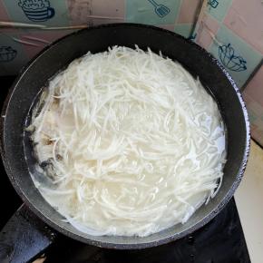 放入萝卜丝，再继续炖10分钟左右！