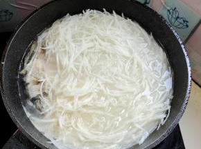 放入萝卜丝，再继续炖10分钟左右！