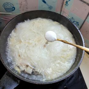 放入一勺盐调味！