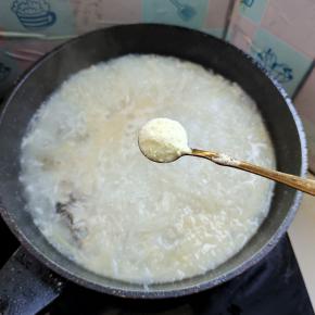 放入一勺鸡精提鲜！