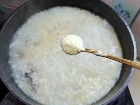 放入一勺鸡精提鲜！