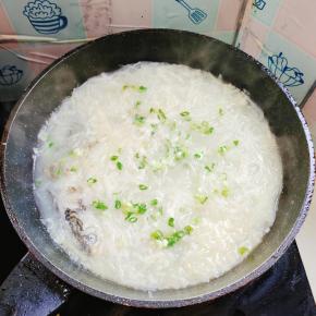 起锅前放入适量的葱花点缀一下即可开吃！