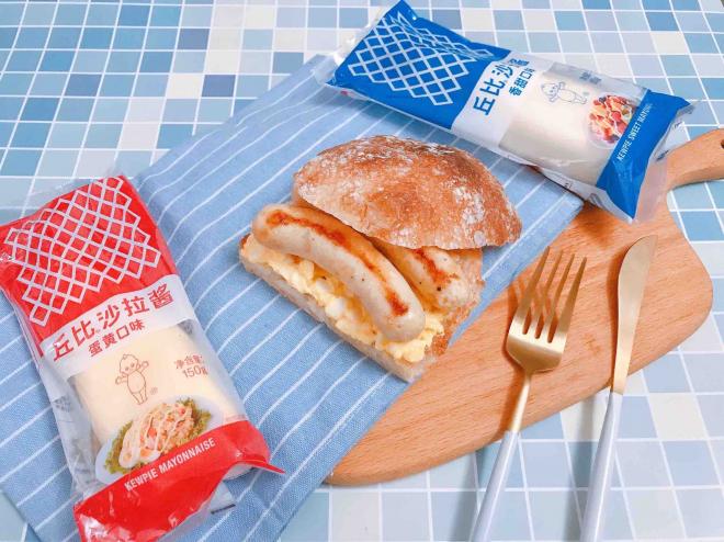 开放式鸡蛋肠仔三明治