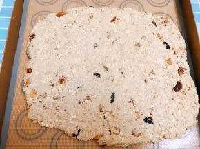 戴上一次性手套借助刮刀把燕麦团压成薄饼状，压的越薄成品才会脆哦