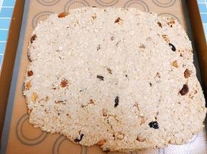 戴上一次性手套借助刮刀把燕麦团压成薄饼状，压的越薄成品才会脆哦