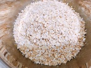 加入即食燕麦片用刮刀翻拌至无干片