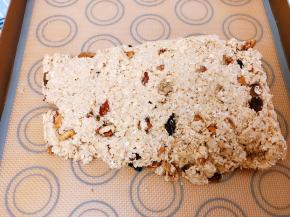 烤盘上铺油布或者油纸，倒入混合好的燕麦团