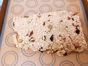 烤盘上铺油布或者油纸，倒入混合好的燕麦团