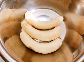 香蕉去皮放入盆里，尽量用外皮有黑点的比较香甜