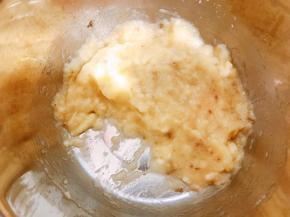 用叉子压成泥后，我加了20克零卡糖搅拌均匀