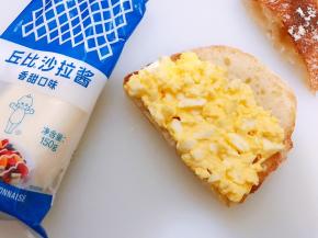 把鸡蛋碎铺在面包上