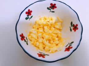 剥去外壳后用勺子压碎